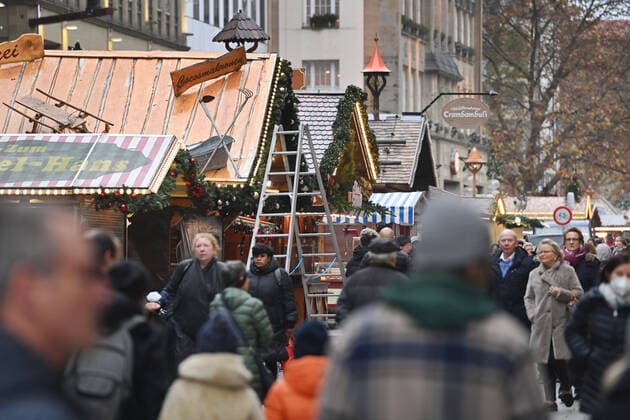 Aufbau Muenchner Christkindlmarkt in der Kaufinger Strasse Neuhauser Strasse in Muenchen am 15.11.2021. *** Construction of the Munich Christkindlmarkt in the Kaufinger Strasse Neuhauser Strasse in Munich on 15 11 2021