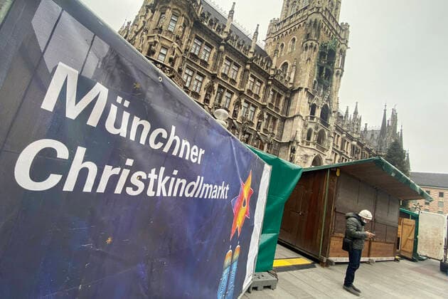 Arbeiter bauen die Staende auf, Aufbau Muenchner Christkindlmarkt auf dem Marienplatz in Muenchen am 15.11.2021. *** Workers build up the stalls, construction of the Munich Christkindlmarkt on the Marienplatz in Munich on 15 11 2021