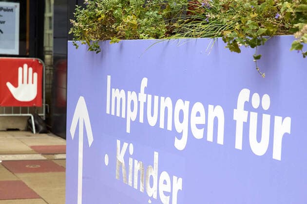 - Wien 15.11.2021 - Coronavirus Krise - Seit heute gibt es im Austria Center Vienna (ACV) die erste Impfstraße in Österreich für Kinder von fünf bis elf Jahren. Die Impfung wird off label mit dem Impfstoff von Biontech-Pfizer angeboten, eine Zulassung wird nächste Woche erwartet. Die Nachfrage ist groß und das Angebot soll aber bald ausgebaut werden. Über die genaue Dosis entscheidet der Arzt an Ort und Stelle. Sie ist abhängig von der körperlichen Beschaffenheit und vom Körpergewicht des Impflings. PHOTO: Die Kinder bei der Impfung. Vienna, Austria - Coronavirus Crisis - As of today, the Austria Center Vienna (ACV) has the first vaccination route in Austria for children from five to eleven years of age. The vaccination will be off 