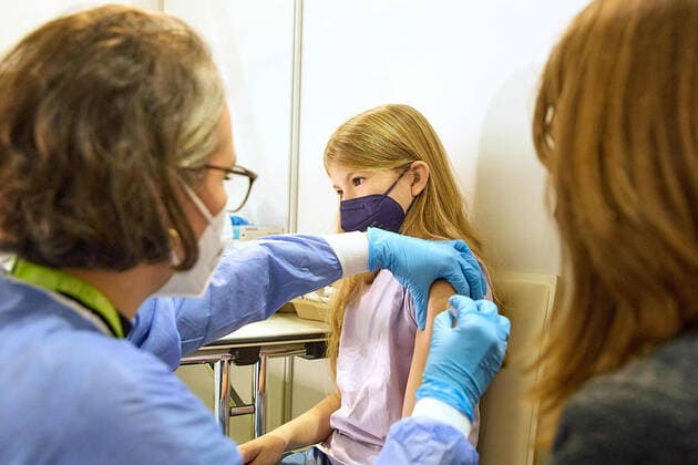 - Wien 15.11.2021 - Coronavirus Krise - Seit heute gibt es im Austria Center Vienna (ACV) die erste Impfstraße in Österreich für Kinder von fünf bis elf Jahren. Die Impfung wird off label mit dem Impfstoff von Biontech-Pfizer angeboten, eine Zulassung wird nächste Woche erwartet. Die Nachfrage ist groß und das Angebot soll aber bald ausgebaut werden. Über die genaue Dosis entscheidet der Arzt an Ort und Stelle. Sie ist abhängig von der körperlichen Beschaffenheit und vom Körpergewicht des Impflings. PHOTO: Die Kinder bei der Impfung. Vienna, Austria - Coronavirus Crisis - As of today, the Austria Center Vienna (ACV) has the first vaccination route in Austria for children from five to eleven years of age. The vaccination will be off 