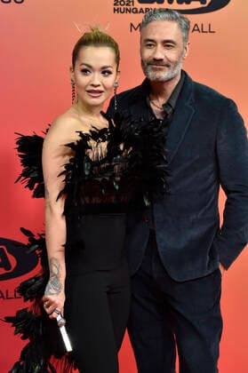 Rita Ora und Taika Waititi bei der Verleihung der MTV European Music Awards 2021 in der Laszlo Papp Sportarena. Budapest, 14.11.2021