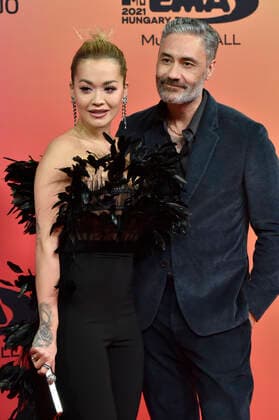 Rita Ora und Taika Waititi bei der Verleihung der MTV European Music Awards 2021 in der Laszlo Papp Sportarena. Budapest, 14.11.2021