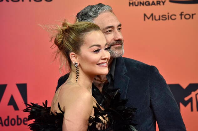 Rita Ora und Taika Waititi bei der Verleihung der MTV European Music Awards 2021 in der Laszlo Papp Sportarena. Budapest, 14.11.2021