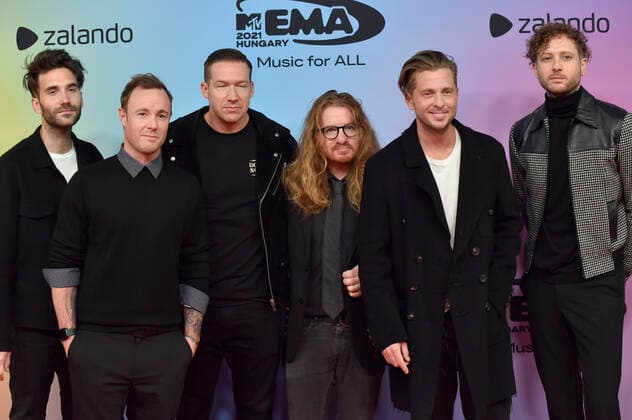 Brian Willett, Eddie Fisher, Zach Filkins, Drew Brown, Ryan Tedder und Brent Kutzle von OneRepublic bei der Verleihung der MTV European Music Awards 2021 in der Laszlo Papp Sportarena. Budapest, 14.11.2021