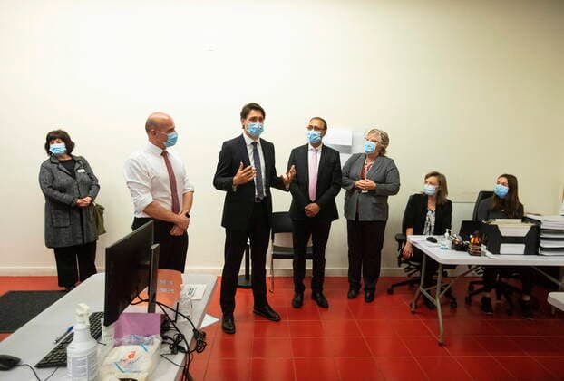 November 14, 2021, EDMONTON, AB, CANADA: Prime Minister Justin Trudeau meets with healthcare workers while visiting a vaccine clinic in Edmonton on Monday November 15, 2021. EDMONTON CANADA  - ZUMAc35_ 20211114_zaf_c35_048 Copyright: xJasonxFransonx