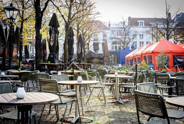 12-11-2021, The Hague - Empty terraces on the square in The Hague. The Netherlands may go into lockdown again due to the increase in corona infections and then the catering industry will have to close again at seven o clock. Qr code now also needed on the terrace. Photo: ANP Hollandse Hoogte Jeffrey Groeneweg Copyright: xANPx xJeffreyxGroenewegx x440543487x