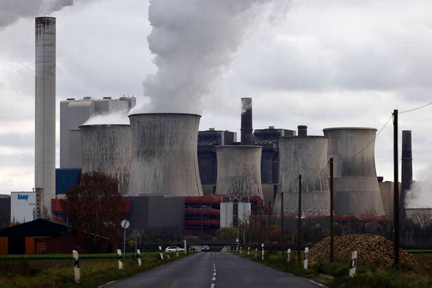 IMAGO Nature: Unsere Erde, Energiequellen, Kohlekraftwerke Das Kraftwerk Niederaußem von RWE. Der Essener Energieriese RWE errichtet am Standort in Niederaußem eine Pilotanlage, mit der es möglich sein soll, nach dem Prinzip der Müllröstung aus Abfall Wasserstoff zu gewinnen. (Themenbild, Symbolbild) Niederaußem, 14.11.2021 *** RWEs Niederaussem power plant The Essen-based energy giant RWE is building a pilot plant at its Niederaussem site that will make it possible to produce hydrogen from waste using the principle of waste roasting Topic image, symbol image Niederaussem, 14 11 2021 Foto:xC.xHardtx xFuturexImage