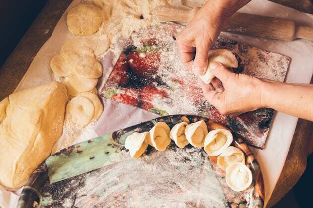 IMAGO Creative, Food, Dumplings An elderly woman makes dumplings from dough with meat Belgorod, Belgorod Oblast, Russia CR_GWEHXZ211115-858863-01 ,model released, Symbolfoto