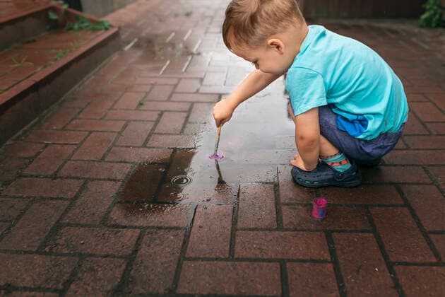 IMAGO Creative: NGO, Kunst im öffentlichen Raum und Kulturinitiativen Small blonde boy painting pavement with brush and pink paint Gryfino, West Pomeranian Voivodeship, Poland CR_XCKH211115-859463-01 ,model released, Symbolfoto