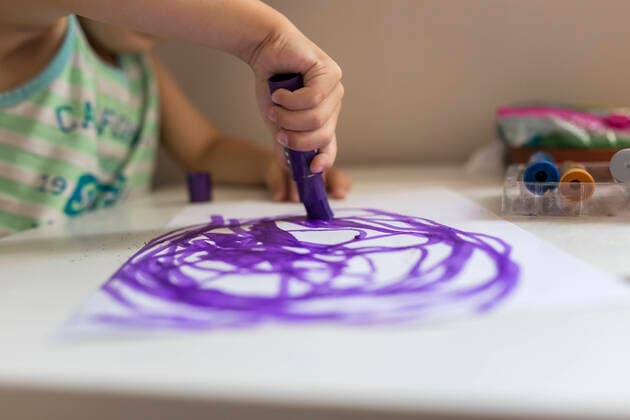 IMAGO Creative: Gesellschaft, Integration Hand of small child learning to drew with purple marker Szczecin, West Pomeranian Voivodeship, Poland CR_XCKH21111565-860686-01 ,model released, Symbolfoto