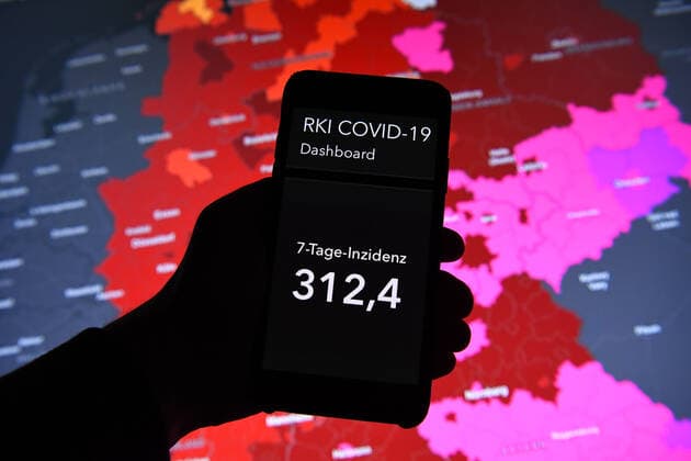 Coronavirus in Deutschland - Covid-19-Dashboard des Robert Koch-Institut 16.11.2021, Robert Koch-Institut: 7-Tage-Inzidenz 312,4. 7-Tage-Fallzahl 259.798. COVID-19-Fälle 5.077.124. Zugang um 32.048 gegenüber dem Vortag. COVID-19-Todesfälle 97.980. Zugang um 265 gegenüber dem Vortag.