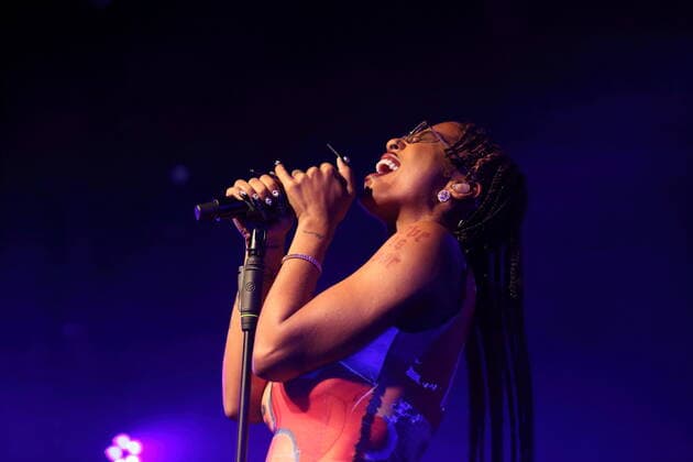 Diana De Brito alias IAMDDB bei einem Konzert im Astra Kulturhaus in Berlin, 15. November 2021. IAMDDB in Berlin