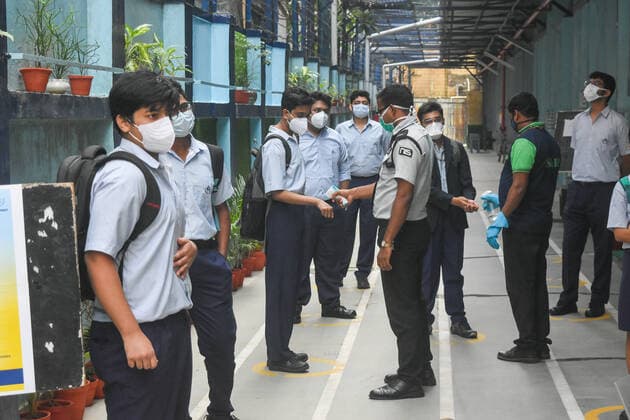 Schools Reopen After 2 Years In Kolkata Security personals checking the temperature of students using a thermal gun inside a school premises in Kolkata , India , on 16 November 2021 . Kolkata India  Copyright: xDebarchanxChatterjeex chatterjee-notitle211116_npzgV
