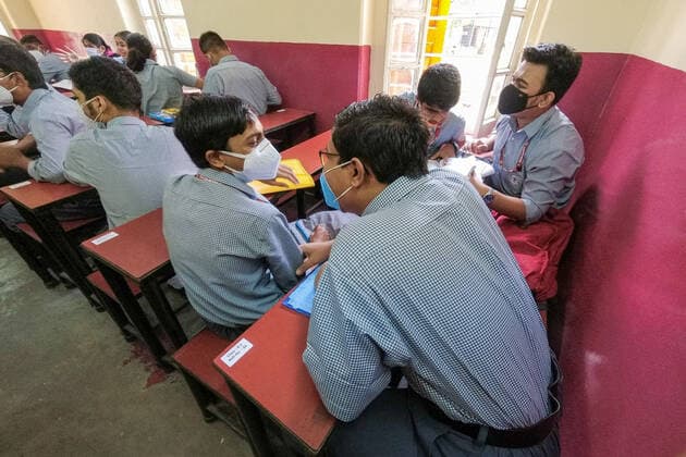 Schools Reopen After 2 Years In Kolkata Scenes inside a classroom of a school in Kolkata , India , on 16 November 2021 . Schools reopen in Kolkata after being shut for nearly two years due to pandemic . Kolkata India  Copyright: xDebarchanxChatterjeex chatterjee-notitle211116_npxMG