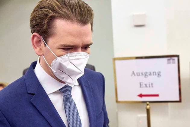 - Wien 15.11.2021 - Coronavirus-Krise - Parlament Nationalrat Sondersitzung - Heute fand im Nationalrat eine Sitzung mit den Hauptthemen Budget und Corona-Krise statt. PHOTO: ÖVP-Parteichef und Klubobmann Sebastian Kurz gab bei seiner Ankuft im Parlament ein Statement ab bei der er die heutige Aufhebung seiner politischhen Immunität begrüsste. Vienna (AUSTRIA) - Coronavirus crisis - Parliament National Council special session - Today the National Council held a meeting on the main topics of the budget and the Covid crisis. Nationalrat Sitzung zu Budget und Corona-Krise *** Vienna 15 11 2021 Coronavirus crisis Parliament National Council special session Today the National Council held a meeting on the main topics of the budget and the 
