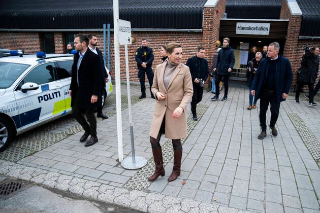 Statsminister Mette Frederiksen (S) stemmer i Hareskov tirsdag den 16. november 2021. Den 16. november er der kommunalvalg og regionsraadsvalg i Danmark. , Copenhagen Denmark Copyright: MartinxSylvestx cop114 spdk20211116-110827-L