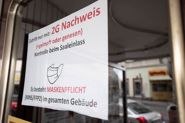 Coronavirus: 2 G Regel *** Coron virus: 2 G rule Aufgrund der steigenden Infektionszahlen gilt eine 2 G - Regel ( geimpft, genesen ) beispielsweise in Nachtlokalen. Im Bild: Schild mit 2 G Hinweis im Eingangsbereich eines Kinos. Wien, Österreich. 15.11.2021 *** Due to rising infrection rates Austria s government invented the ,, 2 G Rule , which makes it madatory to be vaccinated oder recovered in order to visit a place like a nightbar. Picture: Sign, informing customers of the 2 g rule in the entrance area of a cinema. Vienna, Austria. November 15th, 2021 Filmcasino Wien, 1050 