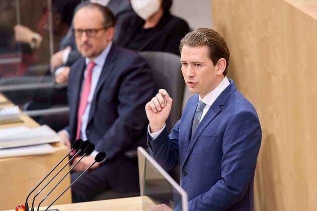- Wien 16.11.2021 - Coronavirus-Krise - Parlament Nationalrat Sondersitzung - Heute fand im Nationalrat eine Sitzung mit den Hauptthemen Budget und Corona-Krise statt. PHOTO: ÖVP-Chef und Klubobmann Sebastian Kurz bei seiner Rede, im Hintergrund Bundeskanzler Alexander Schallenberg (ÖVP) . Vienna (AUSTRIA) - Coronavirus crisis - Parliament National Council special session - Today the National Council held a meeting on the main topics of the budget and the Covid crisis. Nationalrat Sitzung zu Budget und Corona-Krise *** Vienna 16 11 2021 Coronavirus crisis Parliament National Council special session Today the National Council held a meeting on the main topics of the budget and the Corona crisis PHOTO ÖVP leader and Klubobmann Sebastian 