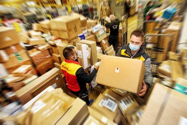 Freitagsreportage Deutsche Post Zustellstützpunkt Oberstenfeld. Oberstenfeld, Lkr. Ludwigsburg, Baden-Württemberg, Deutschland, Europa . Postmitarbeiter sortieren die angekommenen Pakete nach Zustellbezirke . *** Friday report Deutsche Post delivery base Oberstenfeld Oberstenfeld, Lkr Ludwigsburg, Baden Württemberg, Germany, Europe Postal workers sort incoming parcels by delivery district