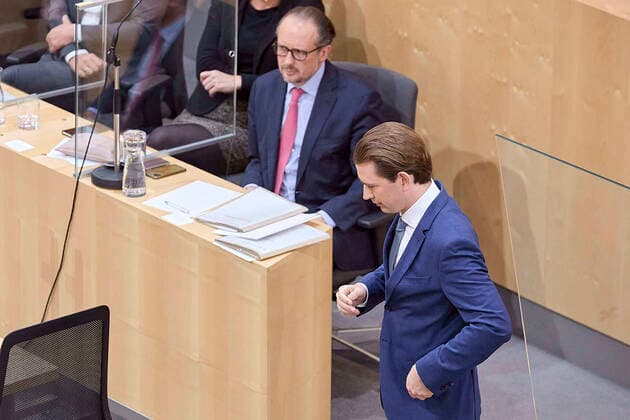 - Wien 16.11.2021 - Coronavirus-Krise - Parlament Nationalrat Sondersitzung - Heute fand im Nationalrat eine Sitzung mit den Hauptthemen Budget und Corona-Krise statt. PHOTO: ÖVP-Chef und Klubobmann Sebastian Kurz nachi seiner Rede, im Hintergrund Bundeskanzler Alexander Schallenberg (ÖVP). Vienna (AUSTRIA) - Coronavirus crisis - Parliament National Council special session - Today the National Council held a meeting on the main topics of the budget and the Covid crisis. Nationalrat Sitzung zu Budget und Corona-Krise *** Vienna 16 11 2021 Coronavirus crisis Parliament National Council special session Today the National Council held a meeting on the main topics of the budget and the corona crisis PHOTO ÖVP leader and Klubobmann Sebastia 