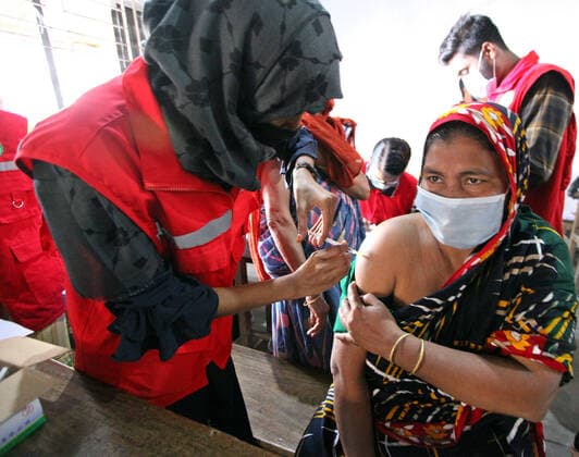 Covid-19 Vaccination Campaign For Inhabitants Of Korail DHAKA, BANGLADESH - NOVEMBER 16, 2021: A woman receives a Covid-19 dose during the national vaccination program promoted by the government to Korail inhabitants as an attempt to avoid the Covid-19 disease infection, the government began administering the coronavirus vaccine dose to the inhabitants of the city s slums. On November 16, 2021 in Dhaka, Bangladesh. (Photo by Habibur Rahman Eyepix Group) Copyright: xHabiburxRahmanx EYEPIXGROUP_HR_16112021_19509