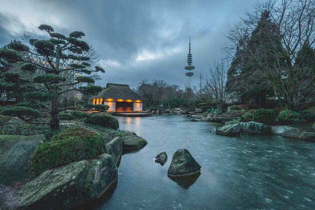 Germany, Hamburg, Japanese garden at Planten un Blomen park and Heinrich-Hertz Tower in winter, KEB00745