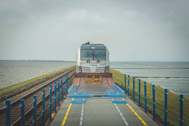 Germany, Schleswig-Holstein, Sylt, train on Hindenburgdamm, KEB00917