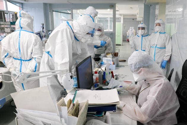Coronavirus in Russland, EindrÃ¼cke aus einem Krankenhaus in St. Petersburg ST PETERSBURG, RUSSIA â€“ NOVEMBER 16, 2021: Medical staff in protective gear in the red zone for COVID-19 patients at Pokrovskaya Municipal Hospital during the pandemic of the novel coronavirus. The hospital has been admitting patients suffering from the novel coronavirus disease (COVID-19) since the second half of April 2020. Since the start of the pandemic, St Petersburg has reported more than 757,800 confirmed cases of COVID-19. Since 7 November 2021, the number of new confirmed cases has been increasing in St Petersburg by more than 2,500 daily. Peter Kovalev TASS  TS118187