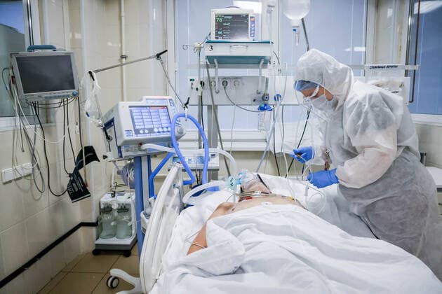 Coronavirus in Russland, EindrÃ¼cke aus einem Krankenhaus in St. Petersburg ST PETERSBURG, RUSSIA â€“ NOVEMBER 16, 2021: A medical staff member in protective gear tends to a patient in the red zone for COVID-19 patients at Pokrovskaya Municipal Hospital during the pandemic of the novel coronavirus. The hospital has been admitting patients suffering from the novel coronavirus disease (COVID-19) since the second half of April 2020. Since the start of the pandemic, St Petersburg has reported more than 757,800 confirmed cases of COVID-19. Since 7 November 2021, the number of new confirmed cases has been increasing in St Petersburg by more than 2,500 daily. Peter Kovalev TASS  TS1181A2