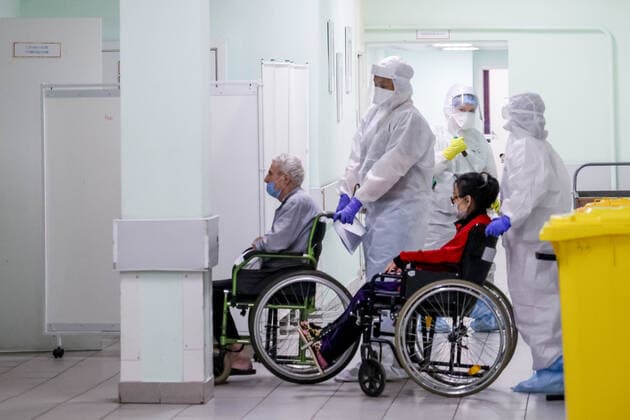 Coronavirus in Russland, EindrÃ¼cke aus einem Krankenhaus in St. Petersburg ST PETERSBURG, RUSSIA â€“ NOVEMBER 16, 2021: Medical staff in protective gear push patients in wheelchairs in the red zone for COVID-19 patients at Pokrovskaya Municipal Hospital during the pandemic of the novel coronavirus. The hospital has been admitting patients suffering from the novel coronavirus disease (COVID-19) since the second half of April 2020. Since the start of the pandemic, St Petersburg has reported more than 757,800 confirmed cases of COVID-19. Since 7 November 2021, the number of new confirmed cases has been increasing in St Petersburg by more than 2,500 daily. Peter Kovalev TASS  TS118194
