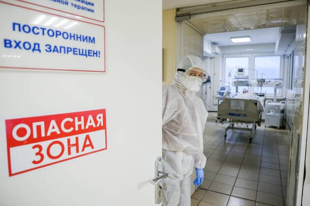Coronavirus in Russland, EindrÃ¼cke aus einem Krankenhaus in St. Petersburg ST PETERSBURG, RUSSIA â€“ NOVEMBER 16, 2021: A medical staff member in protective gear in the red zone for COVID-19 patients at Pokrovskaya Municipal Hospital during the pandemic of the novel coronavirus. The sign reads: Hazardous Area . The hospital has been admitting patients suffering from the novel coronavirus disease (COVID-19) since the second half of April 2020. Since the start of the pandemic, St Petersburg has reported more than 757,800 confirmed cases of COVID-19. Since 7 November 2021, the number of new confirmed cases has been increasing in St Petersburg by more than 2,500 daily. Peter Kovalev TASS  TS118195