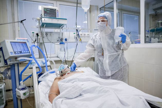 News Themen der Woche KW46 News Bilder des Tages Coronavirus in Russland, EindrÃ¼cke aus einem Krankenhaus in St. Petersburg ST PETERSBURG, RUSSIA â€“ NOVEMBER 16, 2021: A medical staff member in protective gear tends to a patient in the red zone for COVID-19 patients at Pokrovskaya Municipal Hospital during the pandemic of the novel coronavirus. The hospital has been admitting patients suffering from the novel coronavirus disease (COVID-19) since the second half of April 2020. Since the start of the pandemic, St Petersburg has reported more than 757,800 confirmed cases of COVID-19. Since 7 November 2021, the number of new confirmed cases has been increasing in St Petersburg by more than 2,500 daily. Peter Kovalev TASS  TS1181A3