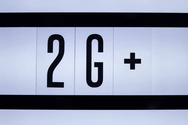 Lichtkasten mit 2G-Plus Lichtkasten mit 2G-Plus, 15.11.2021, Borkwalde, Brandenburg, In einem Lichtkasten steht der Schriftzug 2G-Plus.