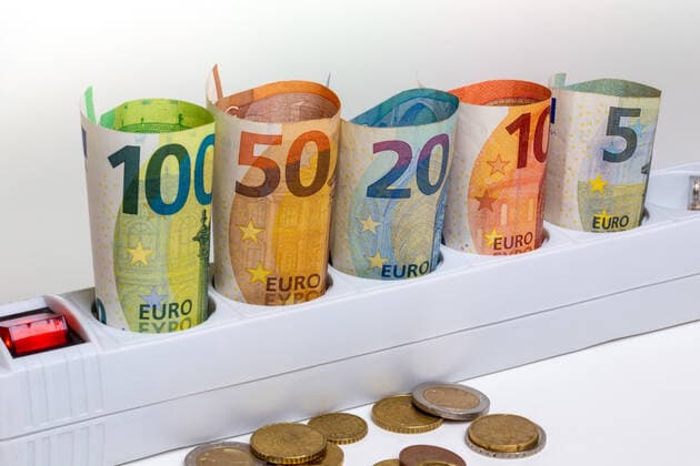 Symbolbild Stromkosten: Mehrfachsteckdose mit Geldscheinen *** Symbol image electricity costs multiple socket with banknotes Copyright: xx