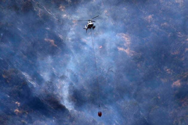 IMAGO Nature: Unsere Erde, Klimawandel, Waldbrände News Bilder des Tages Santiago, 16 de Noviembre de 2021. Incendio forestal en cerro Manquehue en la comuna de Vitacura Javier Salvo Aton Chile, Santiago Chile Aton_560900 *** Santiago, November 16, 2021 Forest fire in Manquehue hill in the commune of Vitacura Javier Salvo Aton Chile, Santiago Chile Aton 560900  Copyright: JAVIERxSALVO ATONxCHILE