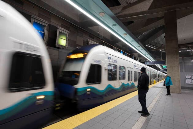 November 16, 2021, Seattle, Washington, USA: A train arrives at the new Link Light Rail U District Station in Seattle on Tuesday, November 16, 2021. The Northgate Link Extension opened on October 2 adding three new stations connecting University of Washington with the Northgate neighborhood. Seattle USA - ZUMAg235 20211116_zap_g235_023 Copyright: xPaulxChristianxGordonx