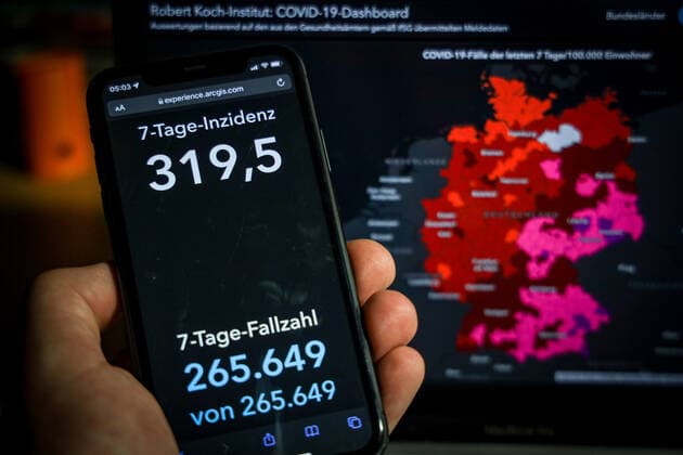 Coronavirus in Deutschland - Covid-19-Dashboard des Robert Koch-Institut 17.11.2021: Robert Koch-Institut: 7-Tage-Inzidenz 319,5. 7-Tage-Fallzahl 265.649. COVID-19-Fälle 5.129.950. Zugang um 52.826 gegenüber dem Vortag. COVID-19-Todesfälle 98.274. Zugang um 294 gegenüber dem Vortag.