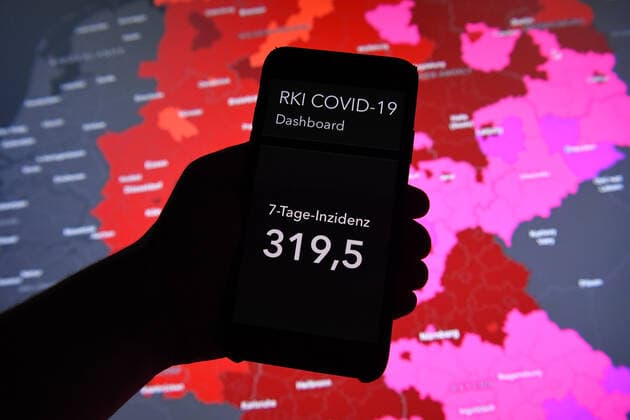 Coronavirus in Deutschland - Covid-19-Dashboard des Robert Koch-Institut 17.11.2021, Robert Koch-Institut: 7-Tage-Inzidenz 319,5. 7-Tage-Fallzahl 265.649. COVID-19-Fälle 5.129.950. Zugang um 52.826 gegenüber dem Vortag. COVID-19-Todesfälle 98.274. Zugang um 294 gegenüber dem Vortag.