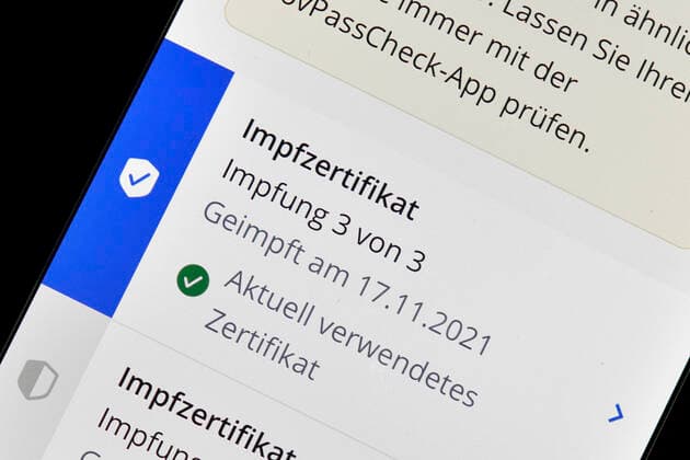 Symbolfoto App CovPass auf Smartphone mit digitalem europäischen Impfzertifikat nach dritter erfolgter Booster-Impfung mit BioNTec gegen Covid-19, Sars-CoV-2, Corona-Krise, Stuttgart, Baden-Württemberg, Deutschland Coronavirus *** Symbol photo App CovPass on smartphone with digital European vaccination certificate after third booster vaccination with BioNTec against Covid 19, Sars CoV 2, Corona crisis, Stuttgart, Baden Württemberg, Germany Coronavirus