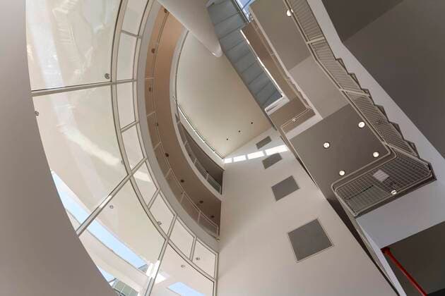Architektur von Richard Meier Stadthaus Ulm, Innenaufnahmen, Baden-Württemberg, Deutschland, Europa *** Town house Ulm, interior, Baden Wuerttemberg, Germany, Europe Copyright: imageBROKER/KatharinaxHild iblhil06676141.jpg