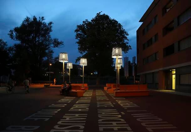 IMAGO Creative: NGO, Kunst im öffentlichen Raum und Kulturinitiativen Kunsttour, Stadtsteg für Neu-Ulm des Künstlers Jozef Legrand bei Nacht, Kunst im öffentlichen Raum, Neu-Ulm, Bayern, Deutschland, Europa *** Art tour, City bridge for Neu Ulm by the artist Jozef Legrand at night, Art in public space, Neu Ulm, Bavaria, Germany, Europe Copyright: imageBROKER/KatharinaxHild iblhil07155586.jpg