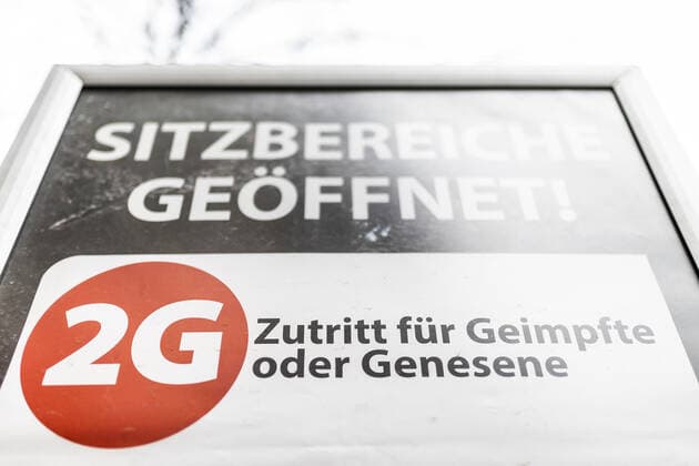 Ein Hinweis zum Einlass mit der 2G-Regel (Genesen oder Geimpft) zeichnet auf einem Plakat ab in Berlin, 17.11.2021. Berlin Deutschland