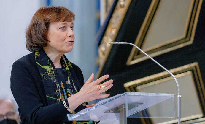 Die Ratsvorsitzende der Evangelischen Kirche in Deutschland (EKD) und westfaelische Praeses Annette Kurschus (Foto) hat am Mittwoch (17.11.2021) den Bonner Oekumenischen Predigtpreis fuer ihr Lebenswerk erhalten. Der emeritierte Theologie-Professor Reinhard Schmidt-Rost hob in seiner Laudatio auf der Preisverleihung in der Bonner Namen-Jesu-Kirche Kurschus beruehrende Ansprachen in Gottesdiensten von hohem oeffentlichen Interesse hervor. Der Jury zufolge setzte Kurschus Standards dafuer, was die Predigt einer Kirchenrepraesentantin leisten kann. Der Preis fuer die beste Einzelpredigt ging an den Rundfunkpastor beim NDR, Marco Voigt, fuer einen Beitrag zum Thema Hoeren . Die oeffentliche Verleihung des Predigtpreises soll den Dialog zwis Copyright: epd-bild MeikexBoeschemeyer EDITORIAL USE ONLY