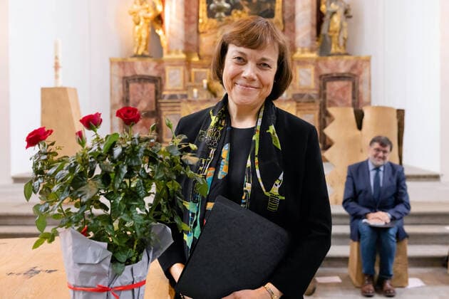 Bilder des Jahres 2021, News 11 November News Themen der Woche KW46 News Bilder des Tages Die Ratsvorsitzende der Evangelischen Kirche in Deutschland (EKD) und westfaelische Praeses Annette Kurschus (Foto) hat am Mittwoch (17.11.2021) den Bonner Oekumenischen Predigtpreis fuer ihr Lebenswerk erhalten. Der emeritierte Theologie-Professor Reinhard Schmidt-Rost hob in seiner Laudatio auf der Preisverleihung in der Bonner Namen-Jesu-Kirche Kurschus beruehrende Ansprachen in Gottesdiensten von hohem oeffentlichen Interesse hervor. Der Jury zufolge setzte Kurschus Standards dafuer, was die Predigt einer Kirchenrepraesentantin leisten kann. Der Preis fuer die beste Einzelpredigt ging an den Rundfunkpastor beim NDR, Marco Voigt, fuer einen Beitrag zum Thema Hoeren . Die oeffentliche Verleihung des Predigtpreises soll den Dialog zwis Copyright: epd-bild MeikexBoeschemeyer EDITORIAL USE ONLY