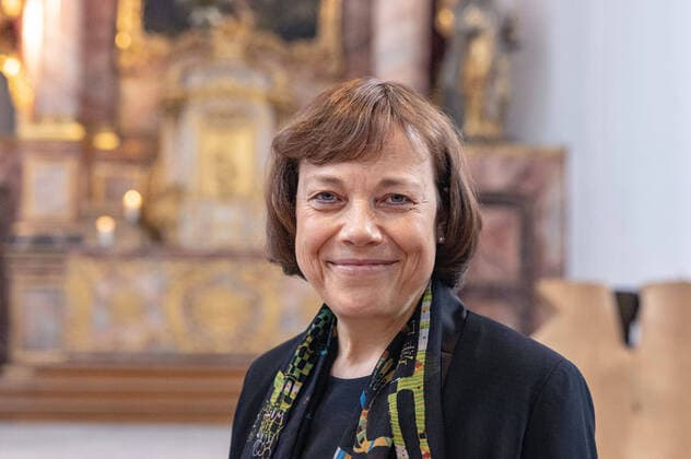 Die Ratsvorsitzende der Evangelischen Kirche in Deutschland (EKD) und westfaelische Praeses Annette Kurschus (Foto) hat am Mittwoch (17.11.2021) den Bonner Oekumenischen Predigtpreis fuer ihr Lebenswerk erhalten. Der emeritierte Theologie-Professor Reinhard Schmidt-Rost hob in seiner Laudatio auf der Preisverleihung in der Bonner Namen-Jesu-Kirche Kurschus beruehrende Ansprachen in Gottesdiensten von hohem oeffentlichen Interesse hervor. Der Jury zufolge setzte Kurschus Standards dafuer, was die Predigt einer Kirchenrepraesentantin leisten kann. Der Preis fuer die beste Einzelpredigt ging an den Rundfunkpastor beim NDR, Marco Voigt, fuer einen Beitrag zum Thema Hoeren . Die oeffentliche Verleihung des Predigtpreises soll den Dialog zwis Copyright: epd-bild MeikexBoeschemeyer EDITORIAL USE ONLY