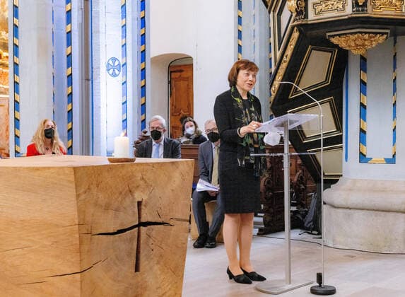 Die Ratsvorsitzende der Evangelischen Kirche in Deutschland (EKD) und westfaelische Praeses Annette Kurschus (Foto) hat am Mittwoch (17.11.2021) den Bonner Oekumenischen Predigtpreis fuer ihr Lebenswerk erhalten. Der emeritierte Theologie-Professor Reinhard Schmidt-Rost hob in seiner Laudatio auf der Preisverleihung in der Bonner Namen-Jesu-Kirche Kurschus beruehrende Ansprachen in Gottesdiensten von hohem oeffentlichen Interesse hervor. Der Jury zufolge setzte Kurschus Standards dafuer, was die Predigt einer Kirchenrepraesentantin leisten kann. Der Preis fuer die beste Einzelpredigt ging an den Rundfunkpastor beim NDR, Marco Voigt, fuer einen Beitrag zum Thema Hoeren . Die oeffentliche Verleihung des Predigtpreises soll den Dialog zwis Copyright: epd-bild MeikexBoeschemeyer EDITORIAL USE ONLY