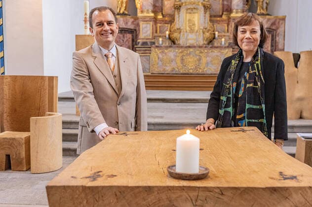 Die Ratsvorsitzende der Evangelischen Kirche in Deutschland (EKD) und westfaelische Praeses Annette Kurschus (re.) hat am Mittwoch (17.11.2021) den Bonner Oekumenischen Predigtpreis fuer ihr Lebenswerk erhalten. Der emeritierte Theologie-Professor Reinhard Schmidt-Rost hob in seiner Laudatio auf der Preisverleihung in der Bonner Namen-Jesu-Kirche Kurschus beruehrende Ansprachen in Gottesdiensten von hohem oeffentlichen Interesse hervor. Der Jury zufolge setzte Kurschus Standards dafuer, was die Predigt einer Kirchenrepraesentantin leisten kann. Der Preis fuer die beste Einzelpredigt ging an den Rundfunkpastor beim NDR, Marco Voigt (li.), fuer einen Beitrag zum Thema Hoeren . Die oeffentliche Verleihung des Predigtpreises soll den Dialog Copyright: epd-bild MeikexBoeschemeyer EDITORIAL USE ONLY