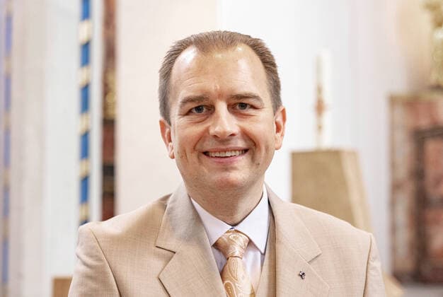 Die Ratsvorsitzende der Evangelischen Kirche in Deutschland (EKD) und westfaelische Praeses Annette Kurschus hat am Mittwoch (17.11.2021) den Bonner Oekumenischen Predigtpreis fuer ihr Lebenswerk erhalten. Der emeritierte Theologie-Professor Reinhard Schmidt-Rost hob in seiner Laudatio auf der Preisverleihung in der Bonner Namen-Jesu-Kirche Kurschus beruehrende Ansprachen in Gottesdiensten von hohem oeffentlichen Interesse hervor. Der Jury zufolge setzte Kurschus Standards dafuer, was die Predigt einer Kirchenrepraesentantin leisten kann. Der Preis fuer die beste Einzelpredigt ging an den Rundfunkpastor beim NDR, Marco Voigt (Foto), fuer einen Beitrag zum Thema Hoeren . Die oeffentliche Verleihung des Predigtpreises soll den Dialog zwis Copyright: epd-bild MeikexBoeschemeyer EDITORIAL USE ONLY