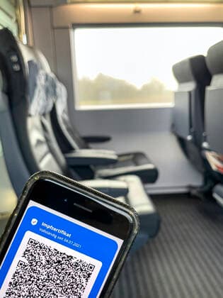 Symbolfoto Impfnachweis im oeffentlichen Nahverkehr Digitaler Impfnachweis neben Strassenbahn in Berlin, Symbolbild 2G, 3G Pflicht, Impfpflich fuer Corona Impfung im OEPNV, oeffentlichen Nahverkehr bzw. in den oeffentlichen Verkehrsmittel