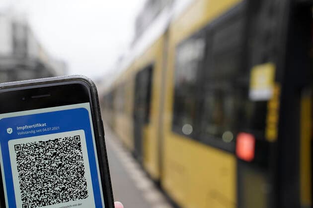 Symbolfoto Impfnachweis im oeffentlichen Nahverkehr Digitaler Impfnachweis neben Strassenbahn in Berlin, Symbolbild 2G, 3G Pflicht, Impfpflich fuer Corona Impfung im OEPNV, oeffentlichen Nahverkehr bzw. in den oeffentlichen Verkehrsmittel